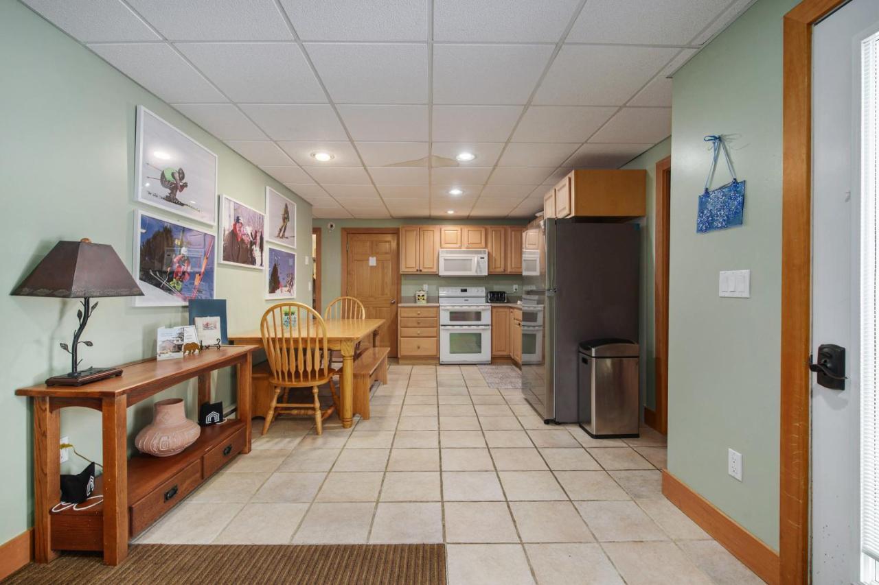 Boyne Mountain Getaway, Unit B Aparthotel Boyne Falls Buitenkant foto