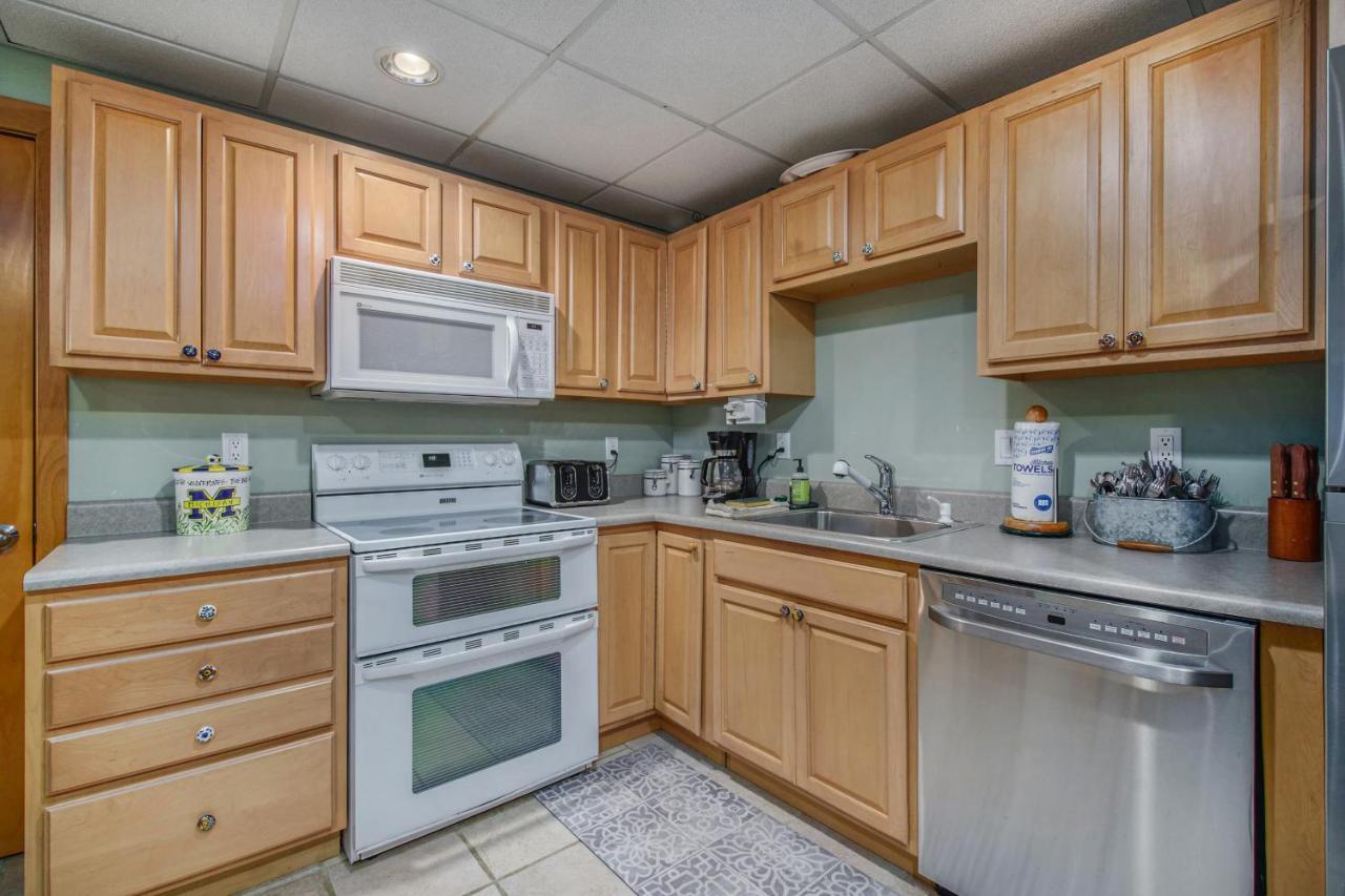 Boyne Mountain Getaway, Unit B Aparthotel Boyne Falls Buitenkant foto